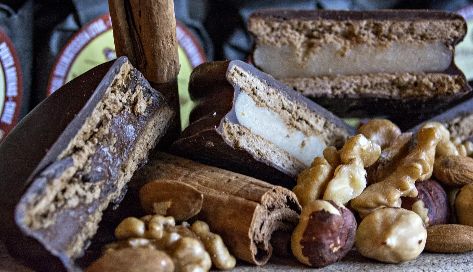 Alfajores de La Chocolatta cortados, con nueces y canela