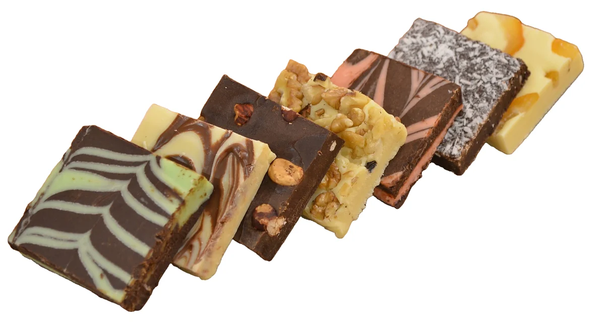 Variedad de chocolates en barra con frutos secos y diferentes sabores